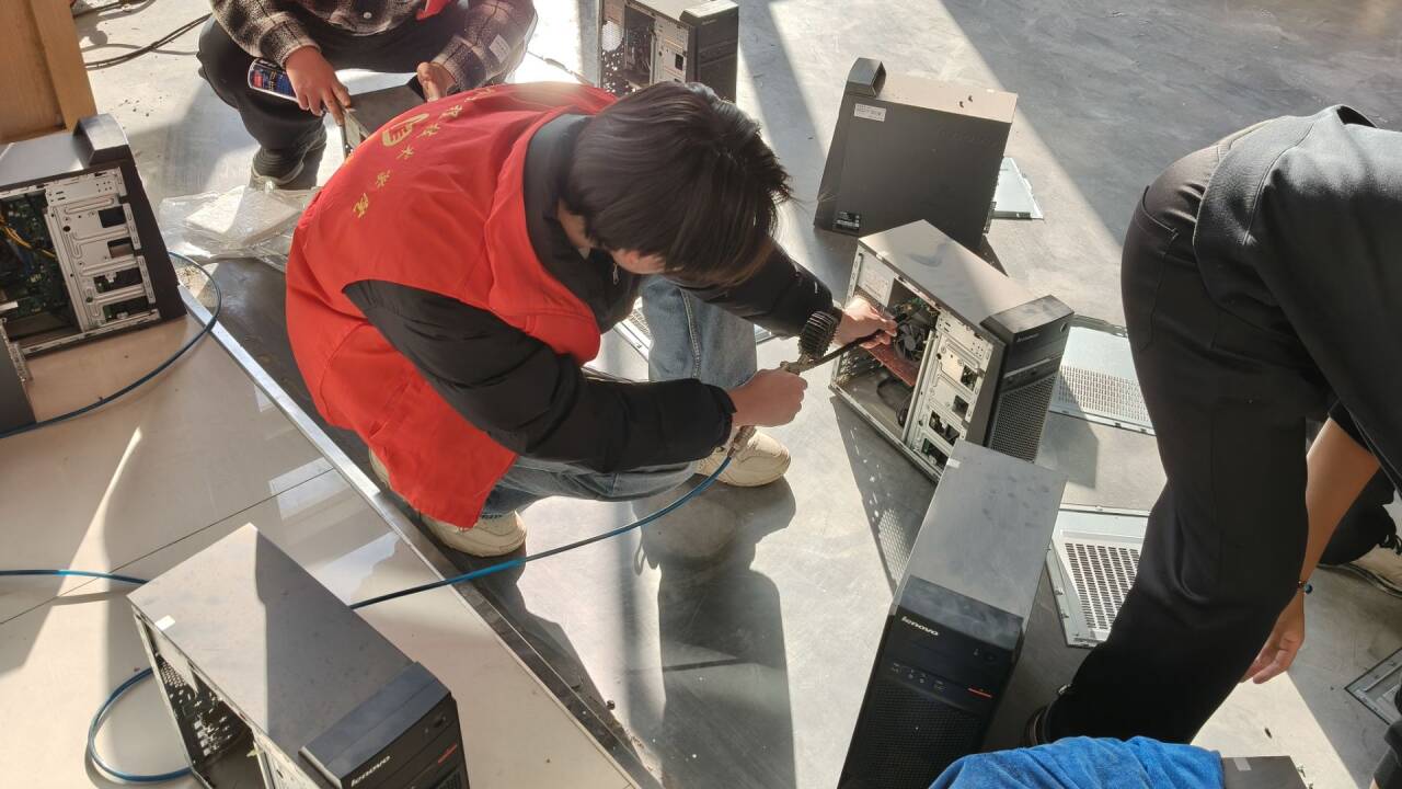 智能學(xué)院計(jì)算機(jī)硬件維護(hù)興趣小組志愿者赴汽車(chē)館開(kāi)展電腦維護(hù)專(zhuān)項(xiàng)服務(wù)